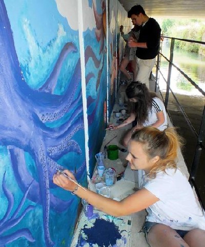 Archway students paint vivid underwater mural at Dudbridge underpass